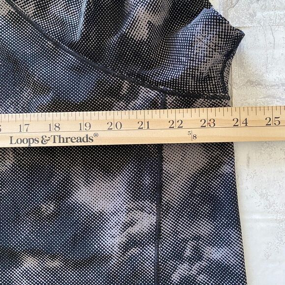 Athleta Black and Gray Ultimate Train Printed Short Sleeve Lightweight Tee Sz 1X - Picture 5 of 11